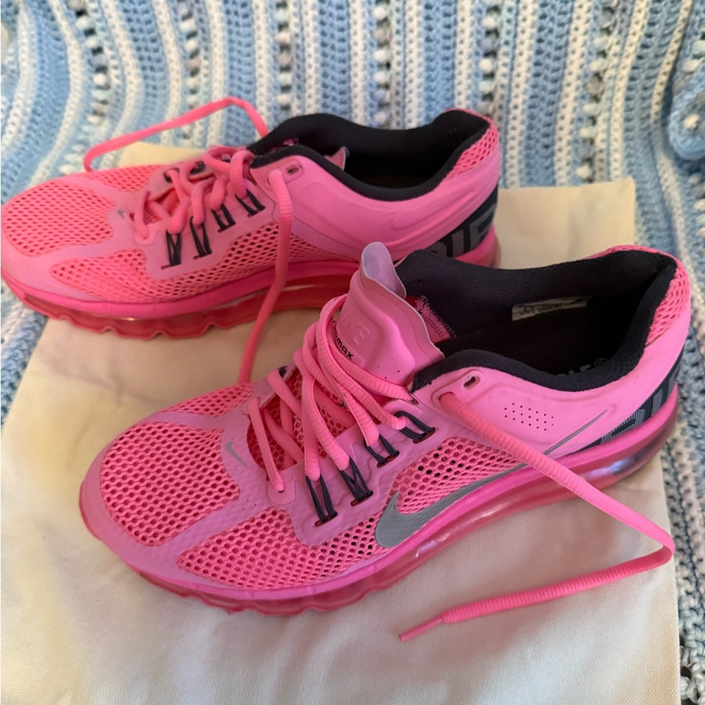 Nike airmax Pink Athletic Shoes with Mesh Upper and Cushioned Midsole